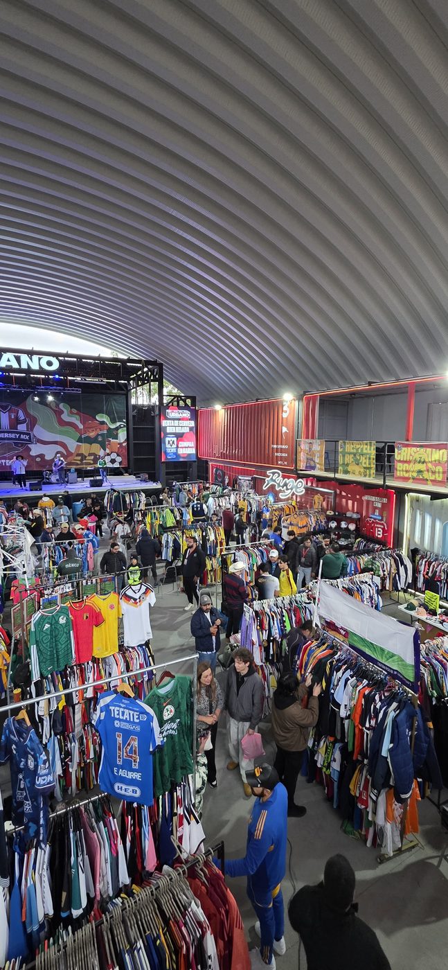 Escenario URBANO con banda tocando en vivo y pantallas LED durante Expo Jersey MX