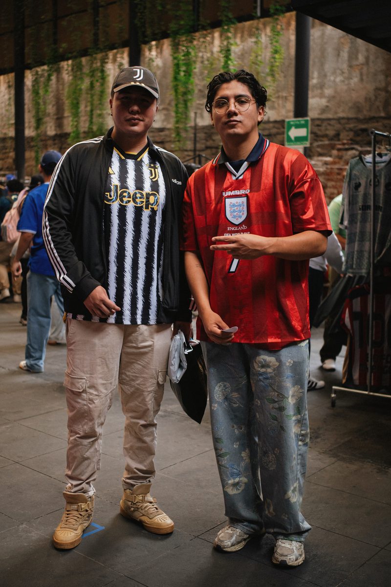 Dos asistentes con jerseys Juventus e Inglaterra